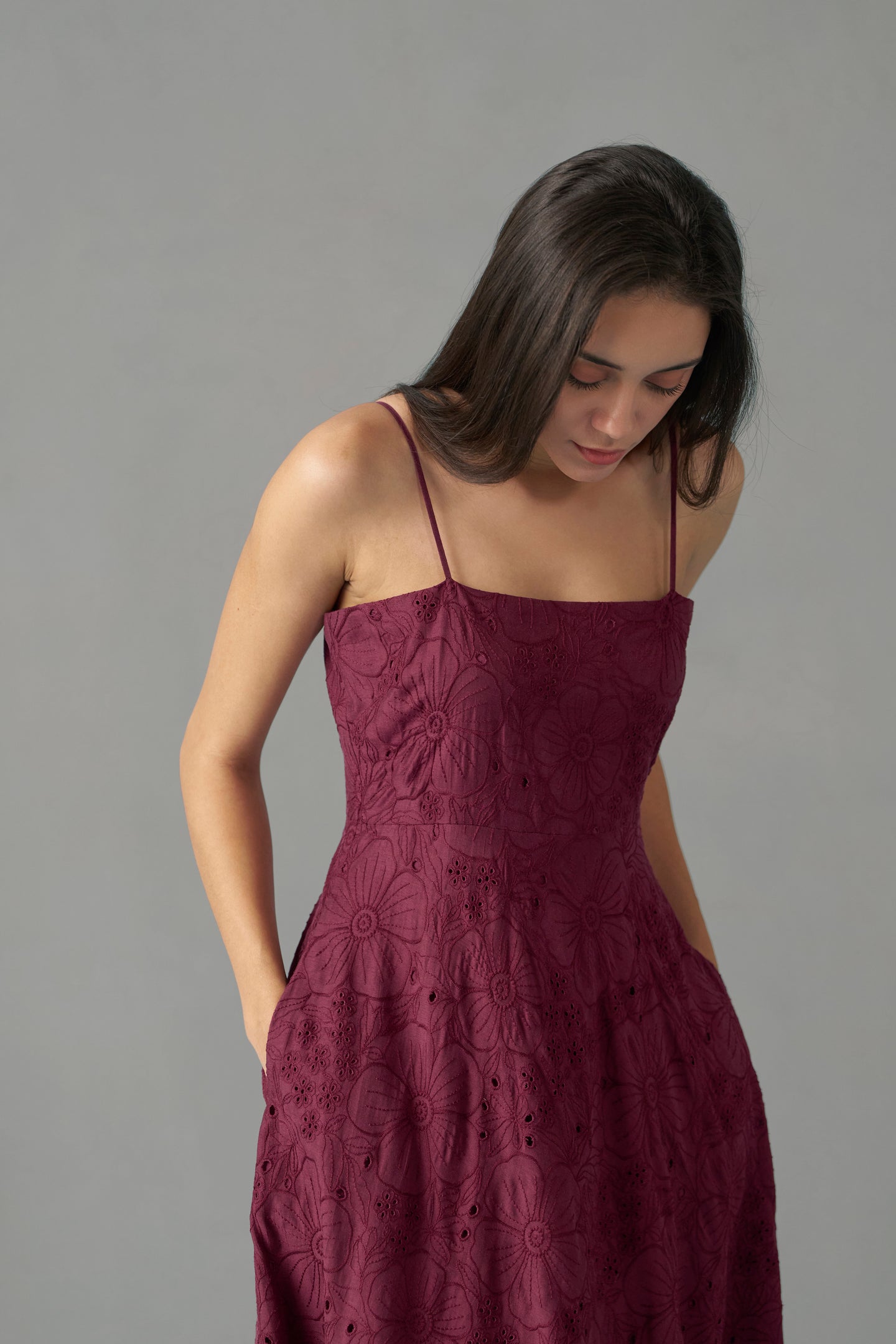 FLORAL EMBROIDERED MIDI DRESS | upper side pattern image