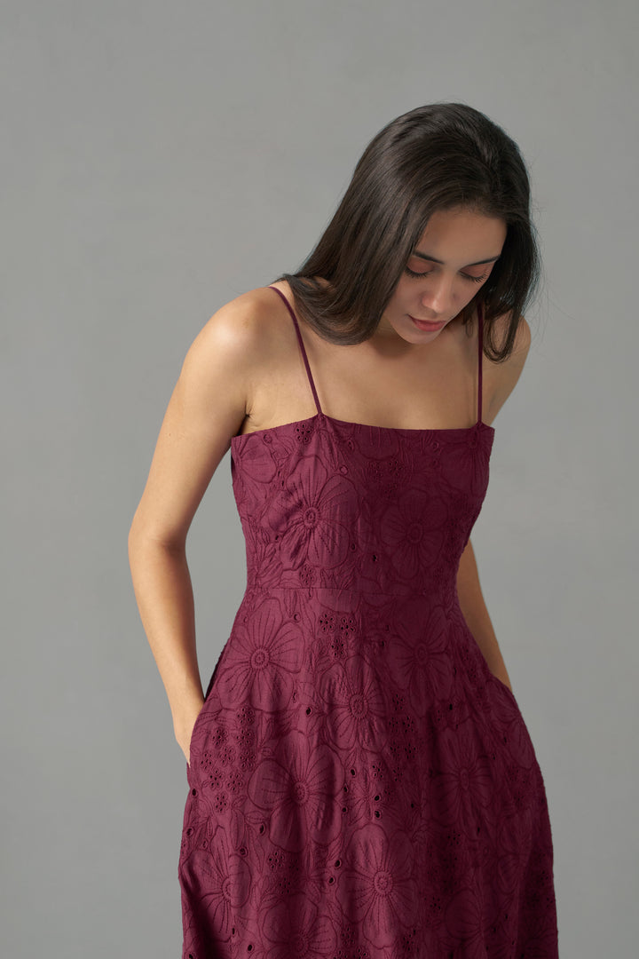 FLORAL EMBROIDERED MIDI DRESS | upper side pattern image