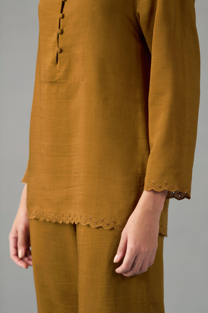 EMBROIDERED SCALLOPED HEM TOP