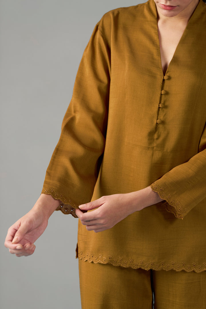 EMBROIDERED SCALLOPED HEM TOP