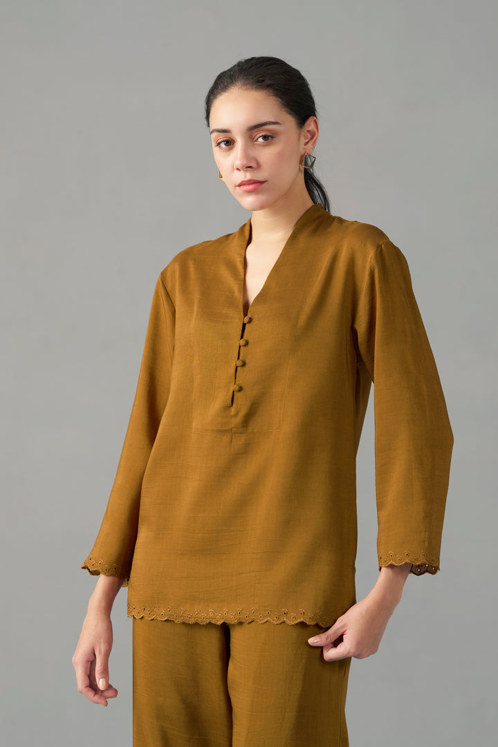 EMBROIDERED SCALLOPED HEM TOP