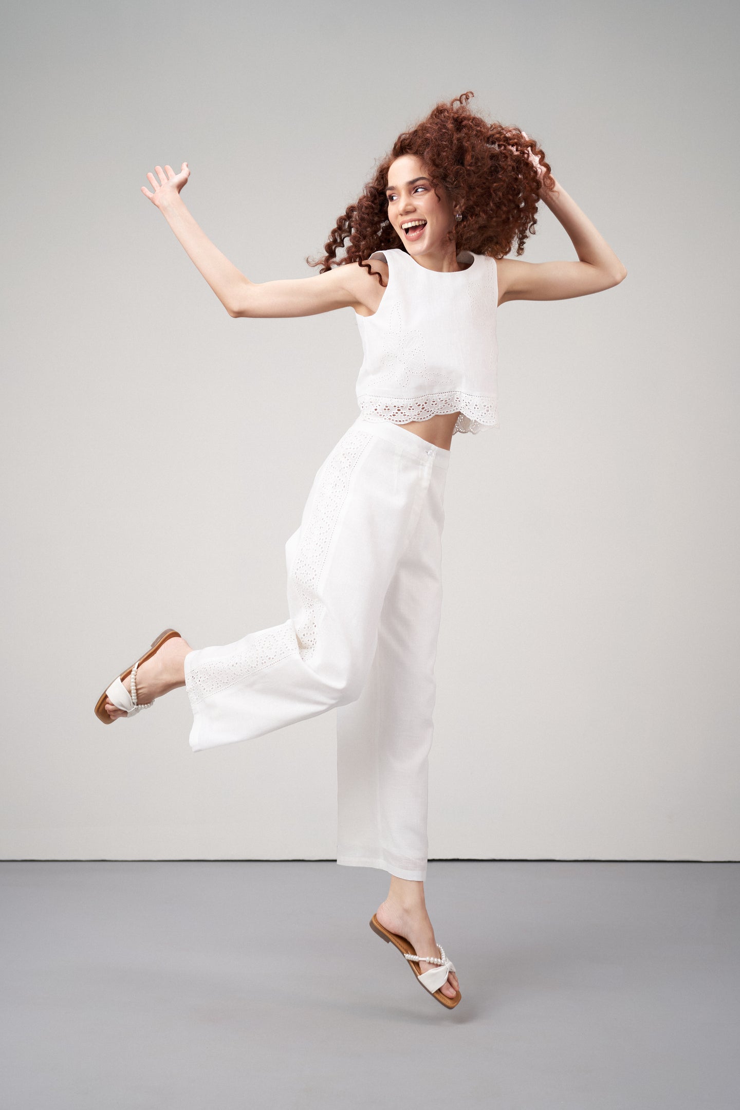 Women Crop Top 100% Cotton White Color Scalloped Embroidery Lace Hem Sleeveless Crop Top For Ladies Moswl Smile View | White Cotton Sleeveless Crop Top With Scalloped Embroidery 